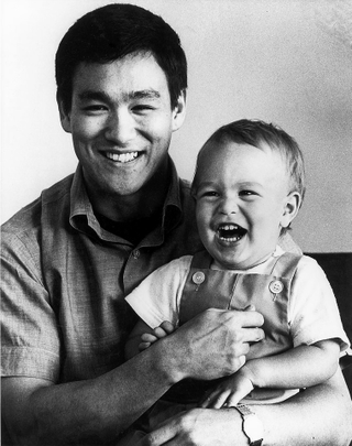 Lee y su hijo Brandon en 1966. Wikimedia Commons